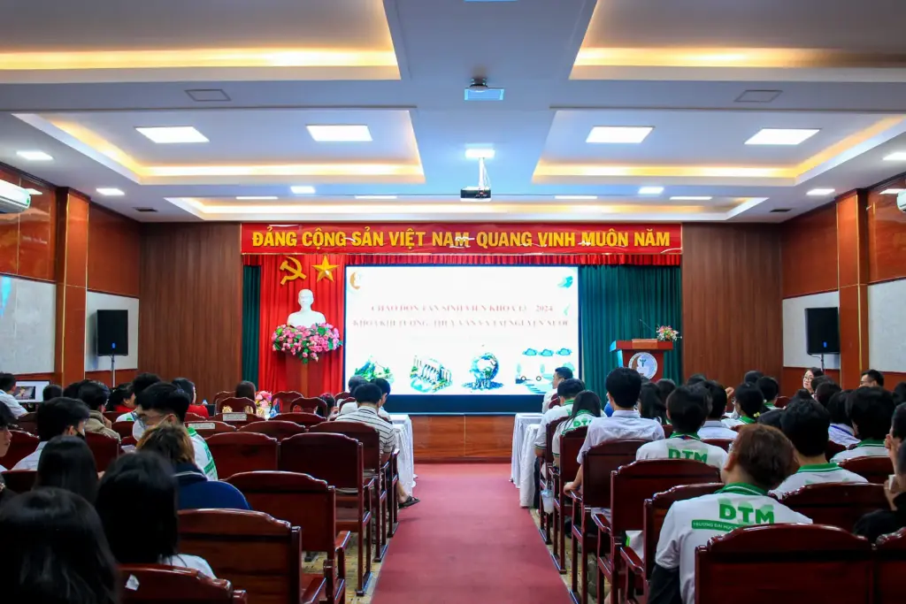 Chương trình Gặp mặt sinh viên đầu khóa năm 2024 của Khoa Khí tượng Thủy văn và Tài nguyên nước