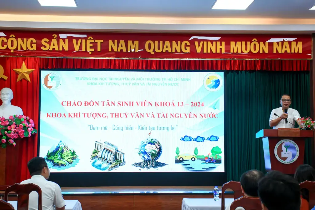 Chương trình Gặp mặt sinh viên đầu khóa năm 2024 của Khoa Khí tượng Thủy văn và Tài nguyên nước