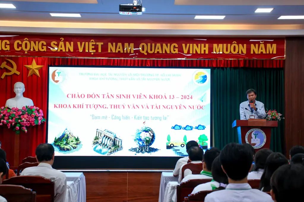 Chương trình Gặp mặt sinh viên đầu khóa năm 2024 của Khoa Khí tượng Thủy văn và Tài nguyên nước