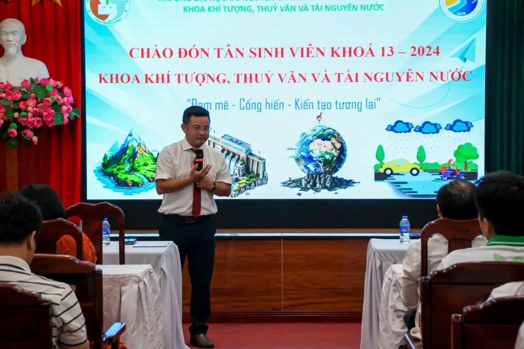 Chương trình Gặp mặt sinh viên đầu khóa năm 2024 của Khoa Khí tượng Thủy văn và Tài nguyên nước