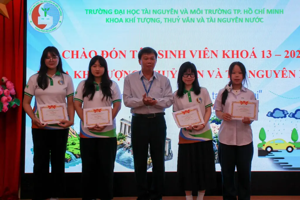 Chương trình Gặp mặt sinh viên đầu khóa năm 2024 của Khoa Khí tượng Thủy văn và Tài nguyên nước