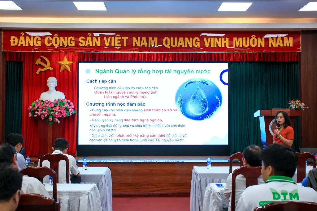 Chương trình Gặp mặt sinh viên đầu khóa năm 2024 của Khoa Khí tượng Thủy văn và Tài nguyên nước
