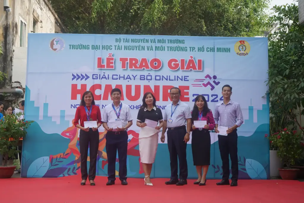 Buổi Tổng kết và Trao giải Giải chạy bộ Online HCMUNRE 2024