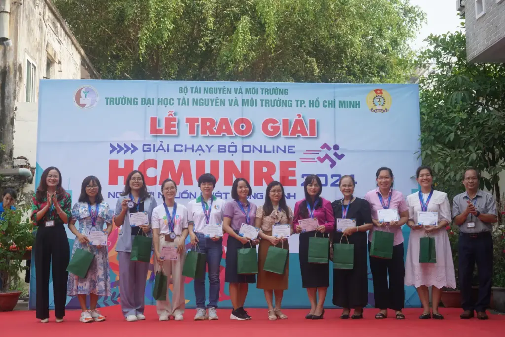 Buổi Tổng kết và Trao giải Giải chạy bộ Online HCMUNRE 2024