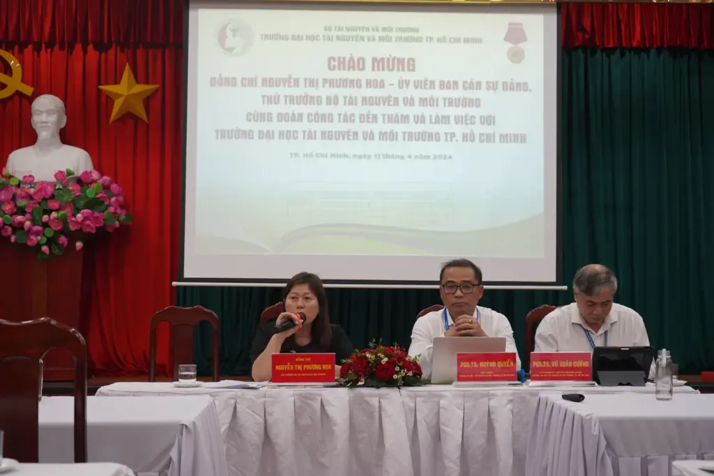 Thứ trưởng Nguyễn Thị Phương Hoa làm việc với Trường Đại học TN&MT TP.HCM