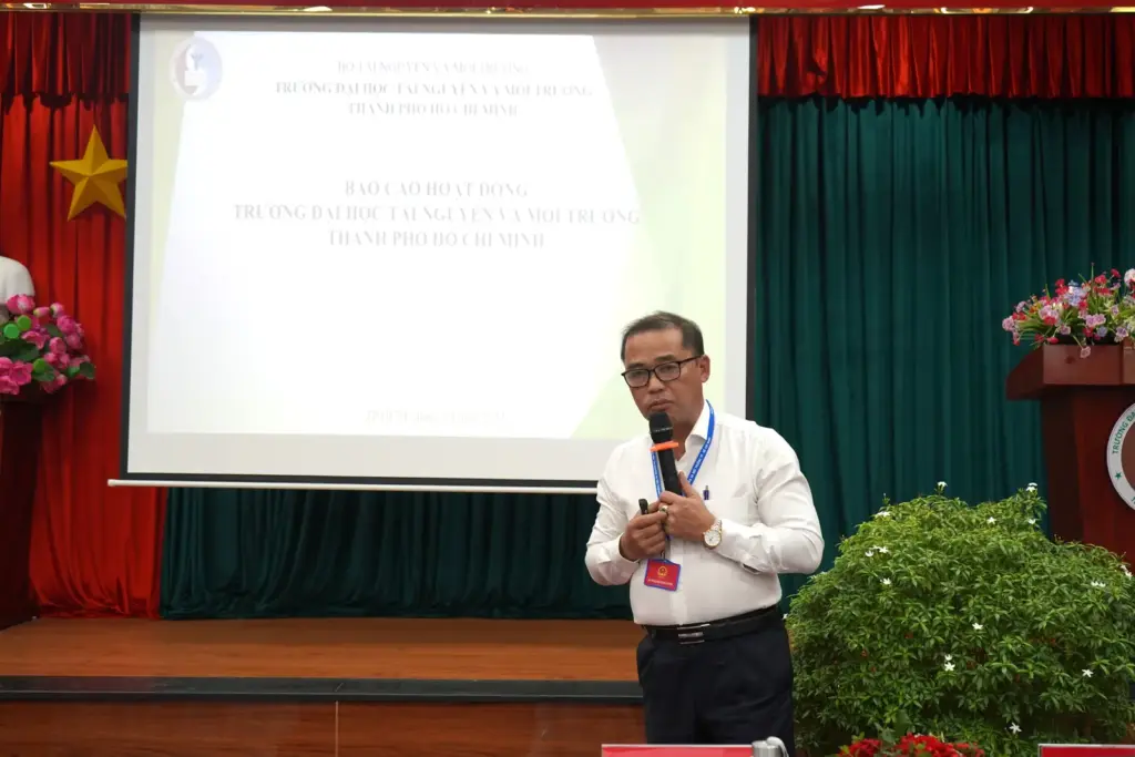 Thứ trưởng Nguyễn Thị Phương Hoa làm việc với Trường Đại học TN&MT TP.HCM
