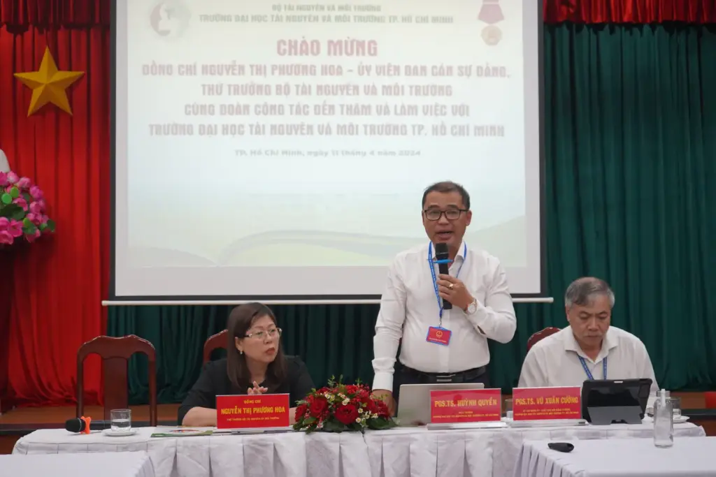 Thứ trưởng Nguyễn Thị Phương Hoa làm việc với Trường Đại học TN&MT TP.HCM