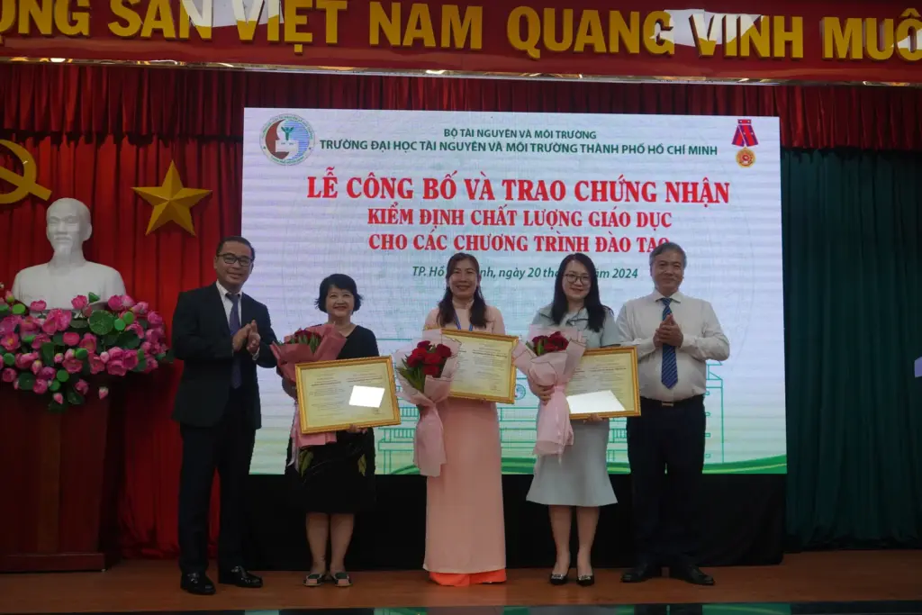 Lễ công bố Quyết định và trao Giấy chứng nhận Kiểm định chất lượng 03 Chương trình đào tạo