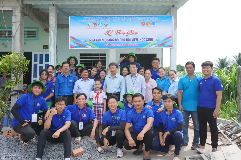 Lễ bàn giao nhà khăn quàng đỏ cho em Phạm Tường Vy là học sinh Trường Tiểu học Gia Thuận