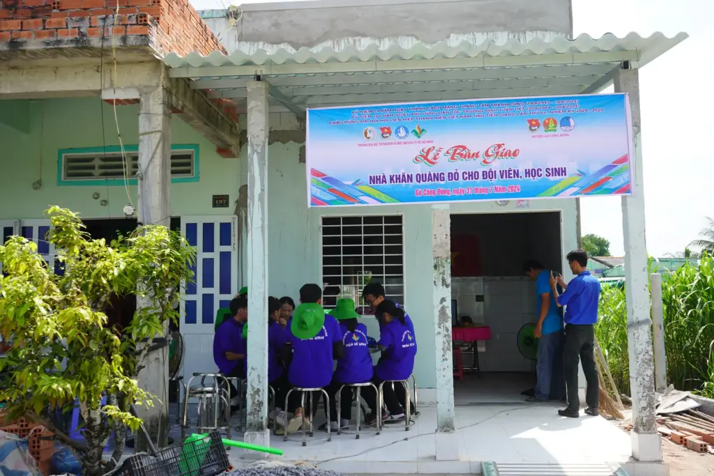Lễ bàn giao nhà khăn quàng đỏ cho em Phạm Tường Vy là học sinh Trường Tiểu học Gia Thuận