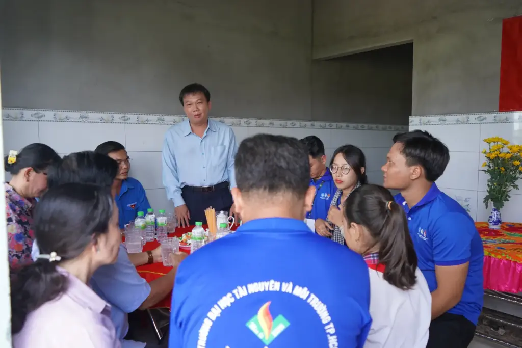 Lễ bàn giao nhà khăn quàng đỏ cho em Phạm Tường Vy là học sinh Trường Tiểu học Gia Thuận