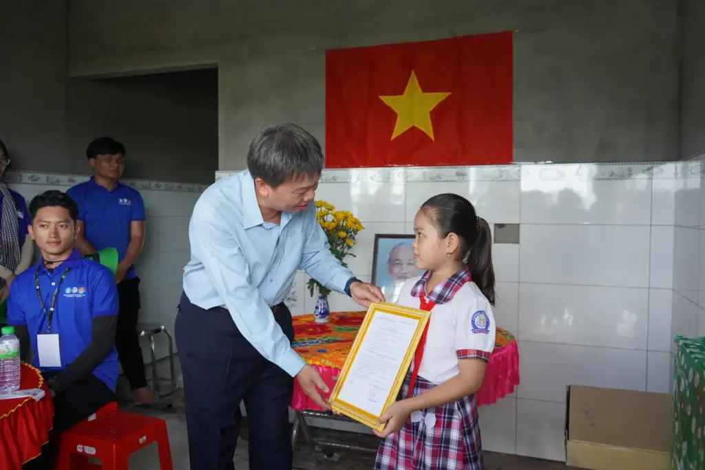 Lễ bàn giao nhà khăn quàng đỏ cho em Phạm Tường Vy là học sinh Trường Tiểu học Gia Thuận