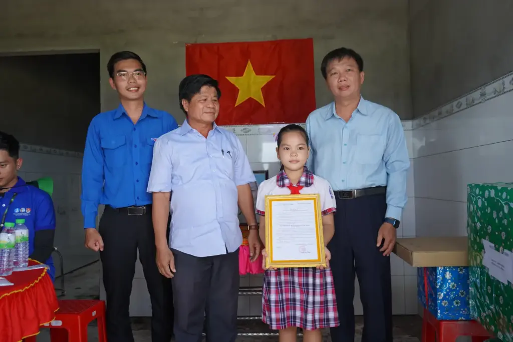 Lễ bàn giao nhà khăn quàng đỏ cho em Phạm Tường Vy là học sinh Trường Tiểu học Gia Thuận