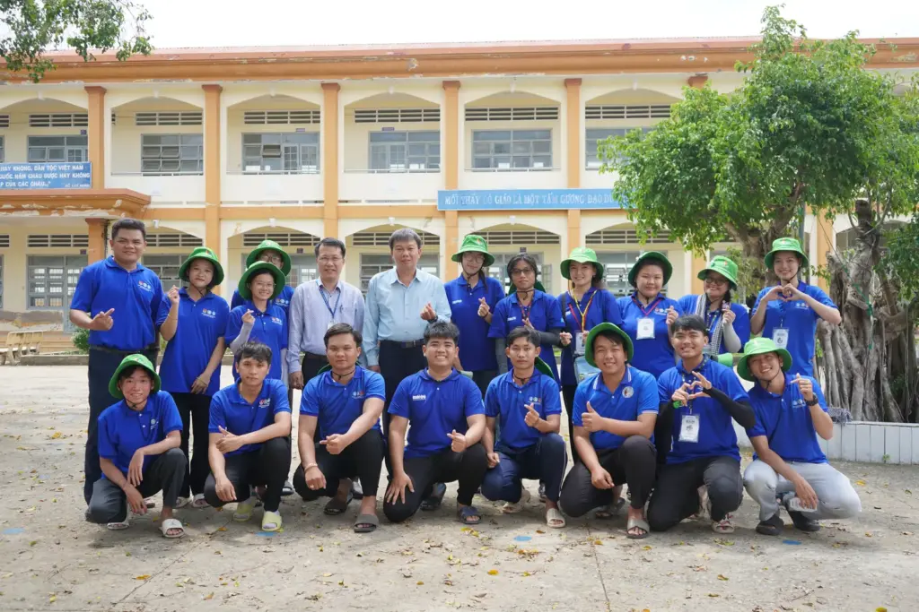 Thăm và động viên các sinh viên Trường tham gia hoạt động Chiến dịch Mùa hè xanh 2024