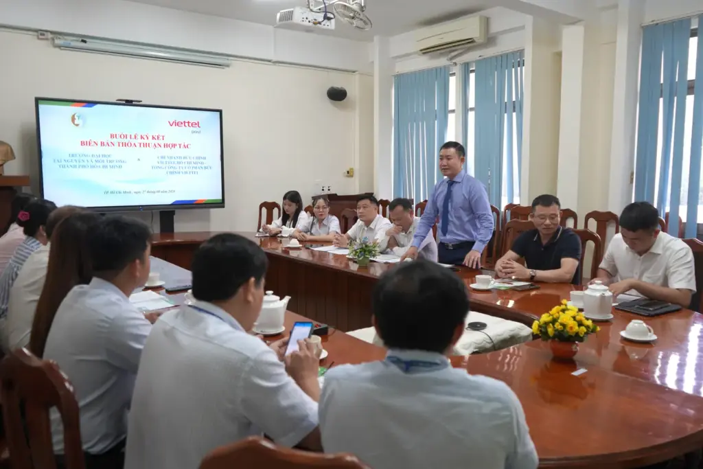 Buổi đón tiếp và làm việc giữa Trường Đại học Tài nguyên và Môi trường TP.HCM và Chi nhánh Bưu chính Viettel Hồ Chí Minh - Tổng Công ty Cổ phần Bưu chính Viettel (VIETTEL POST HỒ CHÍ MINH)
