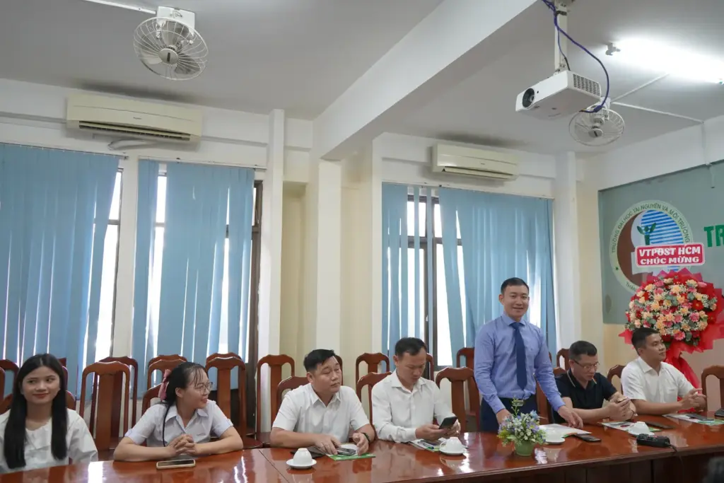 Buổi đón tiếp và làm việc giữa Trường Đại học Tài nguyên và Môi trường TP.HCM và Chi nhánh Bưu chính Viettel Hồ Chí Minh - Tổng Công ty Cổ phần Bưu chính Viettel (VIETTEL POST HỒ CHÍ MINH)