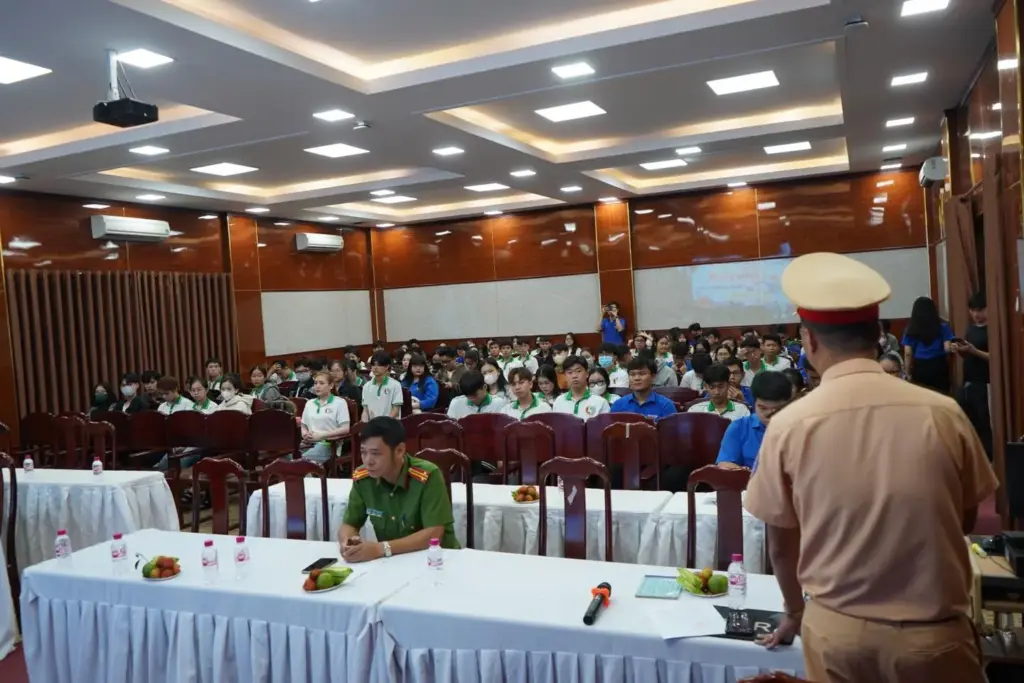Thượng tôn pháp luật để xây dựng văn hoá giao thông an toàn