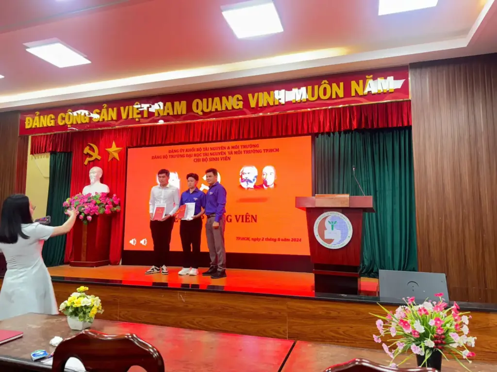 Lễ kết nạp Đảng viên mới