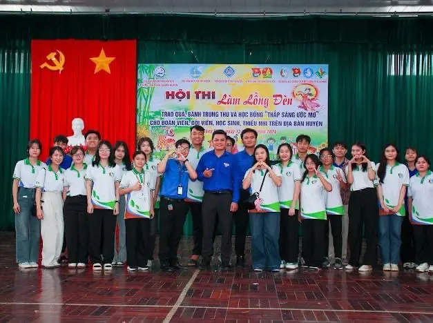 Hội thi làm lồng đèn - Trao quà, bánh trung thu, học bổng "Thắp sáng ước mơ"