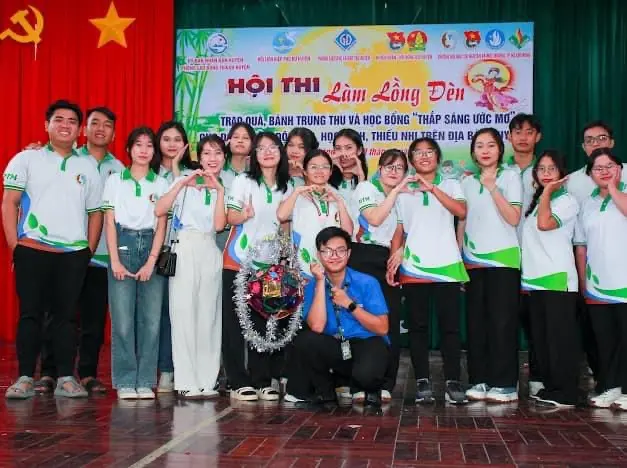 Hội thi làm lồng đèn - Trao quà, bánh trung thu, học bổng "Thắp sáng ước mơ"