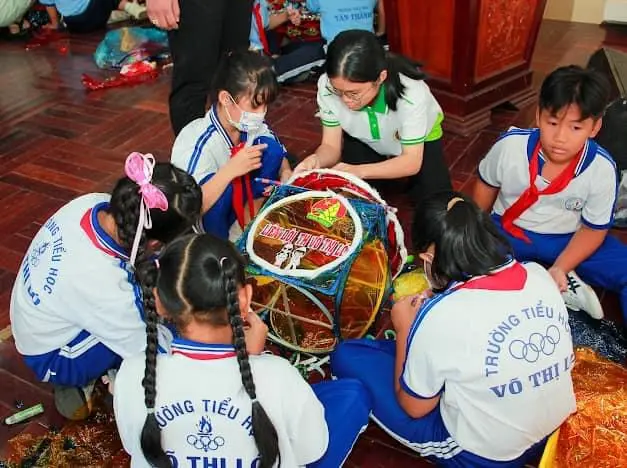 Hội thi làm lồng đèn - Trao quà, bánh trung thu, học bổng "Thắp sáng ước mơ"
