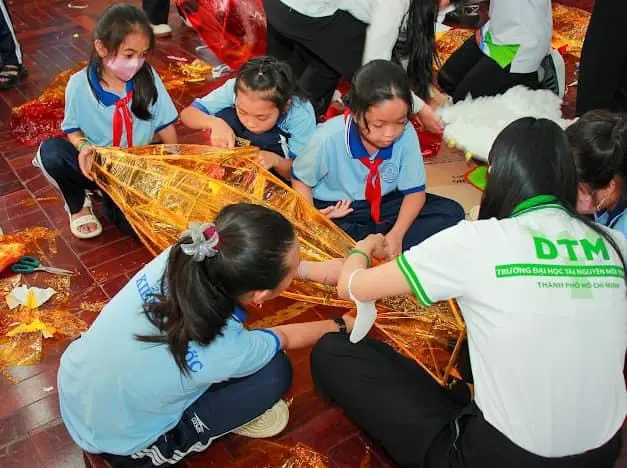Hội thi làm lồng đèn - Trao quà, bánh trung thu, học bổng "Thắp sáng ước mơ"