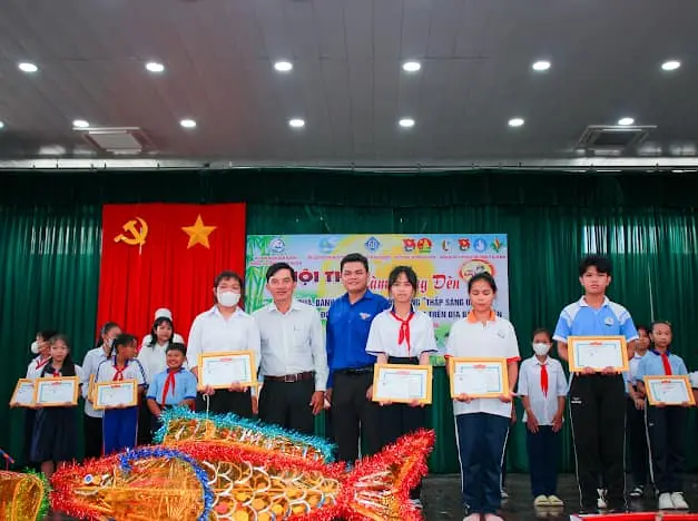 Hội thi làm lồng đèn - Trao quà, bánh trung thu, học bổng "Thắp sáng ước mơ"