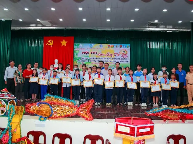 Hội thi làm lồng đèn - Trao quà, bánh trung thu, học bổng "Thắp sáng ước mơ"