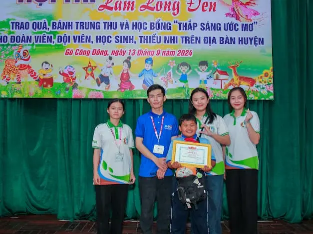 Hội thi làm lồng đèn - Trao quà, bánh trung thu, học bổng "Thắp sáng ước mơ"