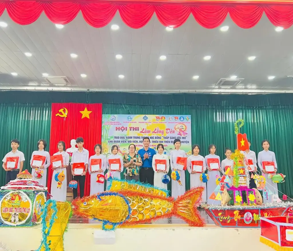 Hội thi làm lồng đèn - Trao quà, bánh trung thu, học bổng "Thắp sáng ước mơ"