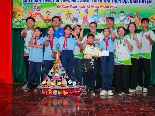 Hội thi làm lồng đèn - Trao quà, bánh trung thu, học bổng "Thắp sáng ước mơ"