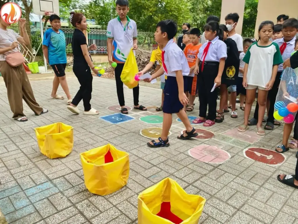 Cùng thắp nên những chiếc "lồng đèn" ấp ủ những ƯỚC MƠ, HY VỌNG cho các bé học sinh nghèo hiếu học
