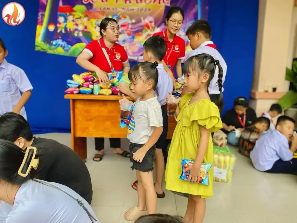 Cùng thắp nên những chiếc "lồng đèn" ấp ủ những ƯỚC MƠ, HY VỌNG cho các bé học sinh nghèo hiếu học