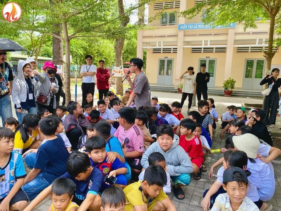 Cùng thắp nên những chiếc "lồng đèn" ấp ủ những ƯỚC MƠ, HY VỌNG cho các bé học sinh nghèo hiếu học