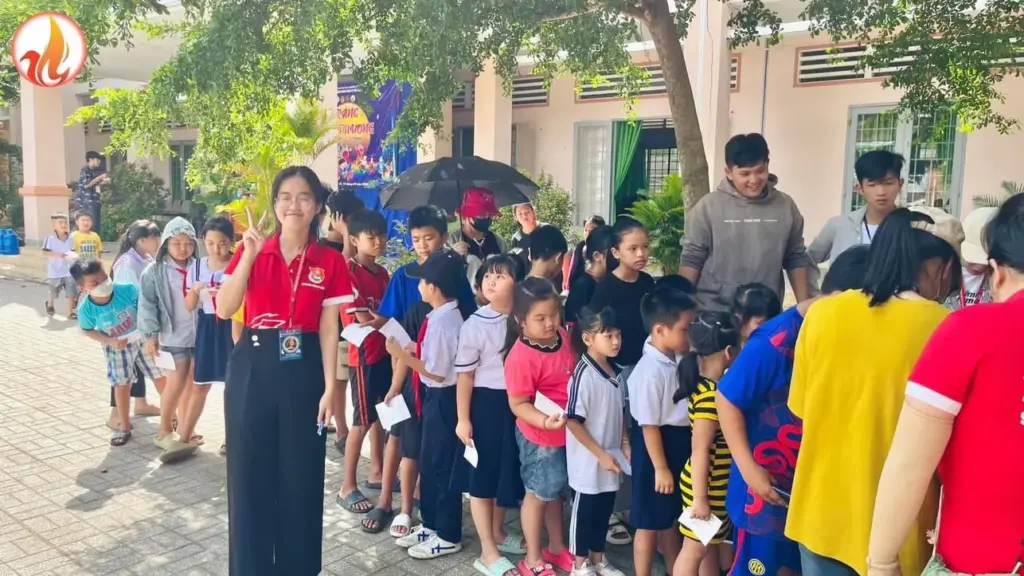 Cùng thắp nên những chiếc "lồng đèn" ấp ủ những ƯỚC MƠ, HY VỌNG cho các bé học sinh nghèo hiếu học