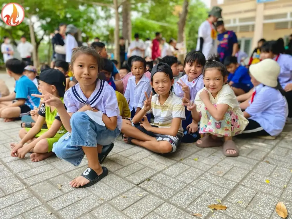 Cùng thắp nên những chiếc "lồng đèn" ấp ủ những ƯỚC MƠ, HY VỌNG cho các bé học sinh nghèo hiếu học