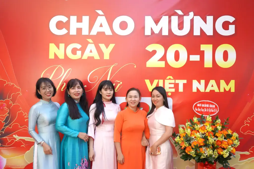 Đảng ủy – Ban Giám hiệu – Công đoàn Trường ĐH Tài nguyên và Môi trường TP. Hồ Chí Minh chúc mừng Ngày Phụ nữ Việt Nam 20/10