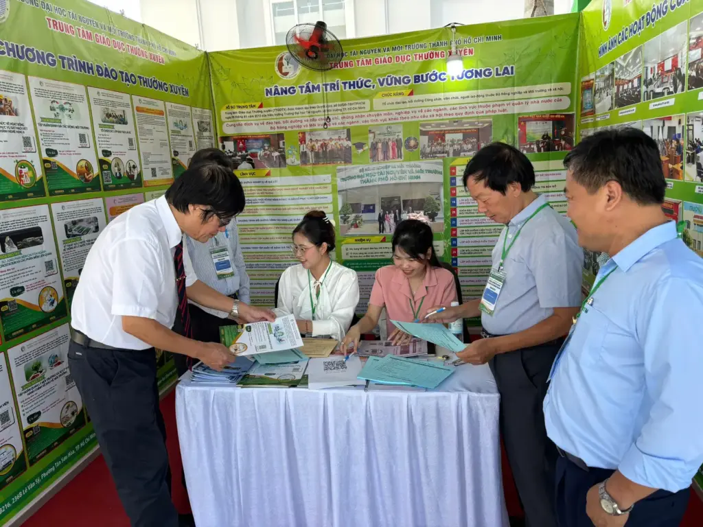 Gian hàng Trung tâm GDTX “cháy khách” tại Hội nghị Khoa học & Công nghệ lần VII – HCMUNRE!