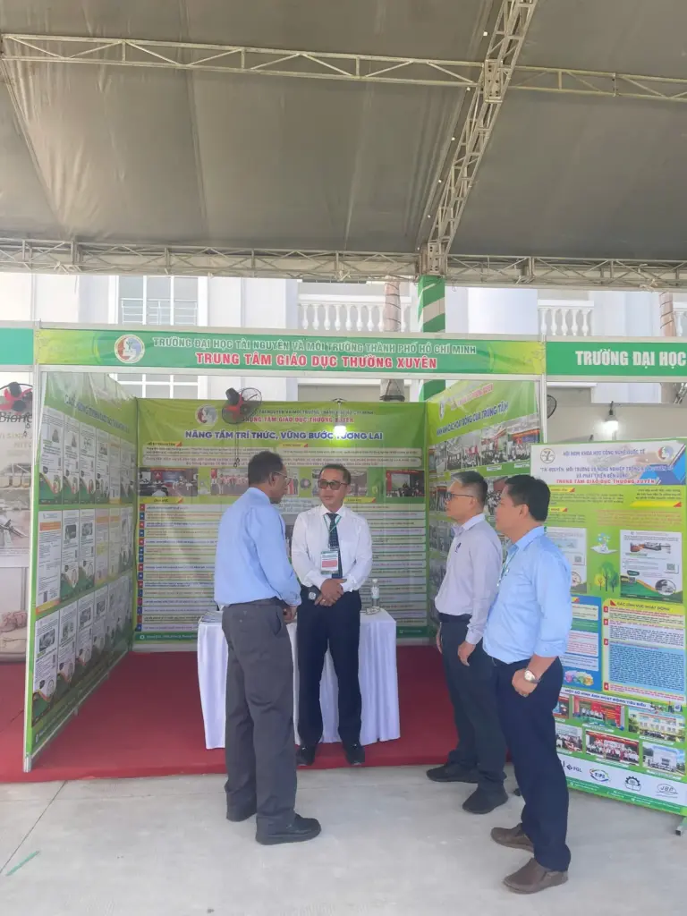 Gian hàng Trung tâm GDTX “cháy khách” tại Hội nghị Khoa học & Công nghệ lần VII – HCMUNRE!