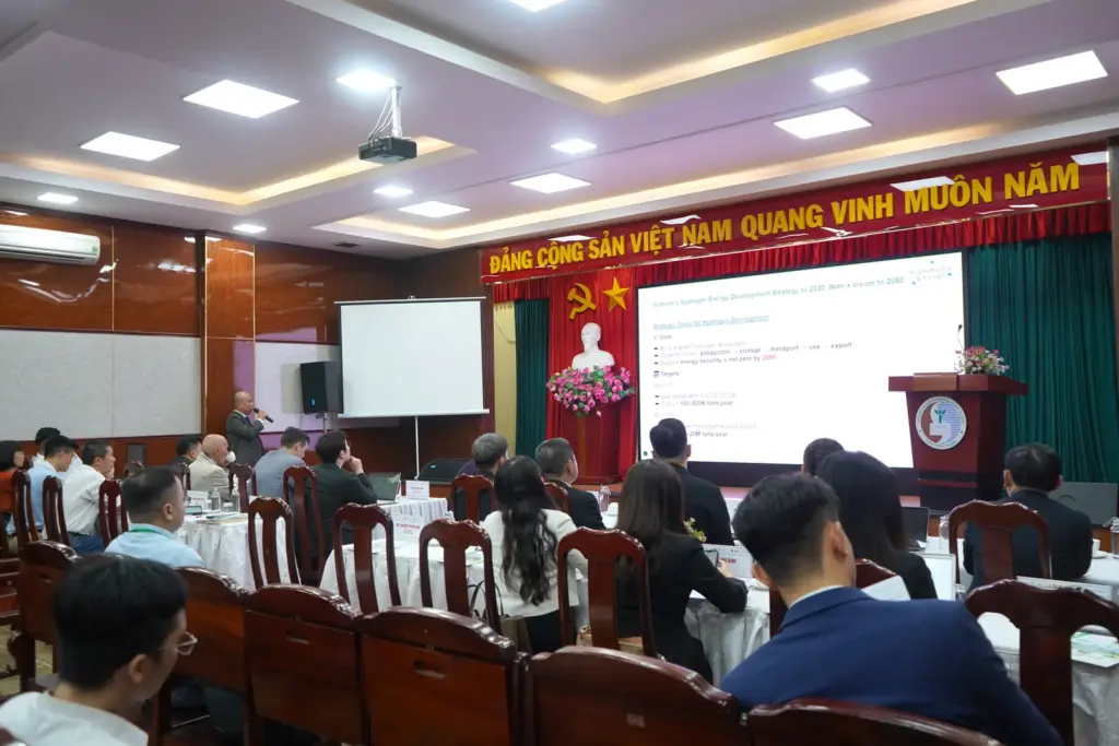 Hội thảo "Hệ thống năng lượng mặt trời tiên tiến và sản xuất, lưu trữ, ứng dụng Hydro"