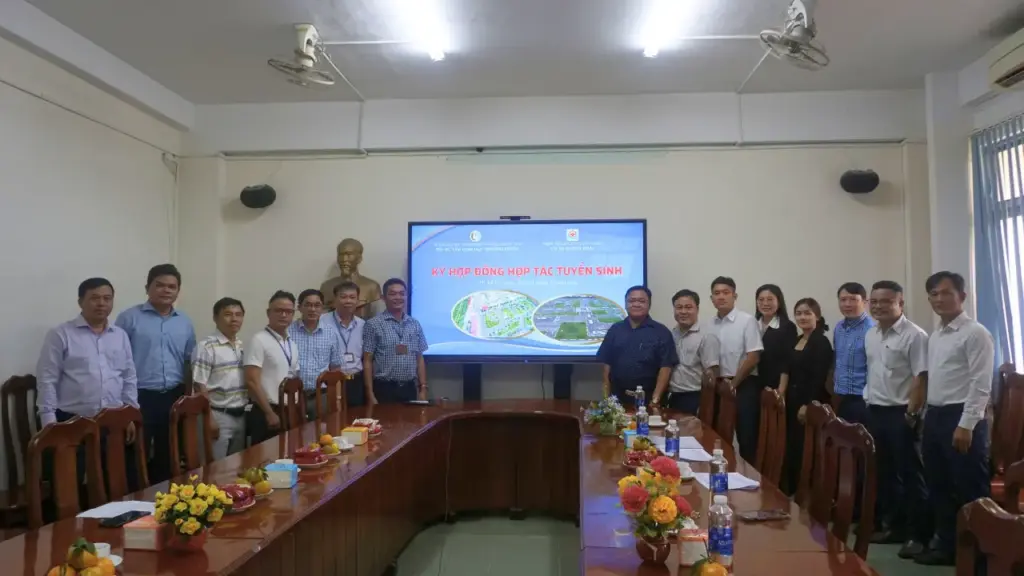 Ký kết hợp đồng hợp tác tuyển sinh giữa Trung tâm Giáo dục Thường xuyên và Trung tâm Giáo dục Nghề nghiệp Lái xe Quang Khải