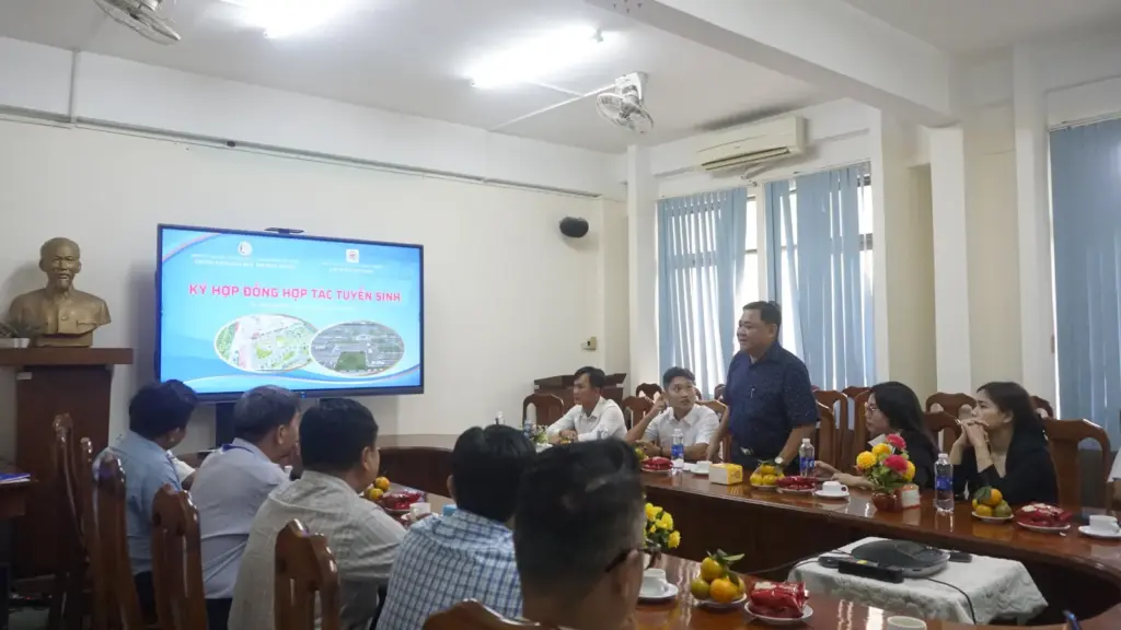 Ký kết hợp đồng hợp tác tuyển sinh giữa Trung tâm Giáo dục Thường xuyên và Trung tâm Giáo dục Nghề nghiệp Lái xe Quang Khải
