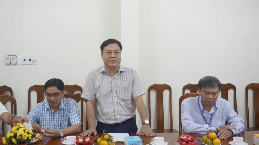 Ký kết hợp đồng hợp tác tuyển sinh giữa Trung tâm Giáo dục Thường xuyên và Trung tâm Giáo dục Nghề nghiệp Lái xe Quang Khải