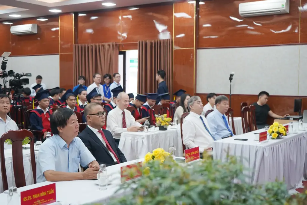 Lễ trao bằng Tốt nghiệp Đại học đợt 1 năm học 2024 – 2025