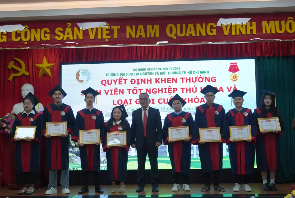 Lễ trao bằng Tốt nghiệp Đại học đợt 1 năm học 2024 – 2025