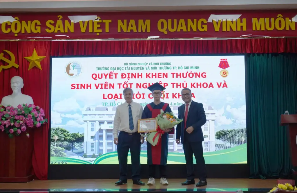 Lễ trao bằng Tốt nghiệp Đại học đợt 1 năm học 2024 – 2025