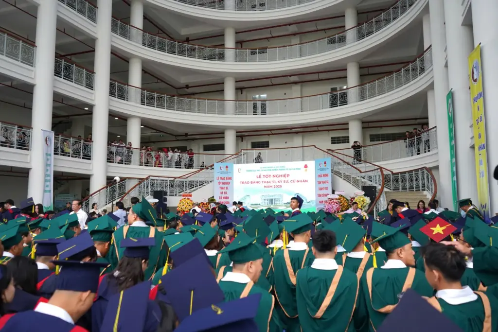LỄ TỐT NGHIỆP TRAO BẰNG THẠC SĨ, KỸ SƯ VÀ CỬ NHÂN NĂM 2025 TẠI TRƯỜNG ĐẠI HỌC TÀI NGUYÊN VÀ MÔI TRƯỜNG TP. HỒ CHÍ MINH - CƠ SỞ HIỆP PHƯỚC