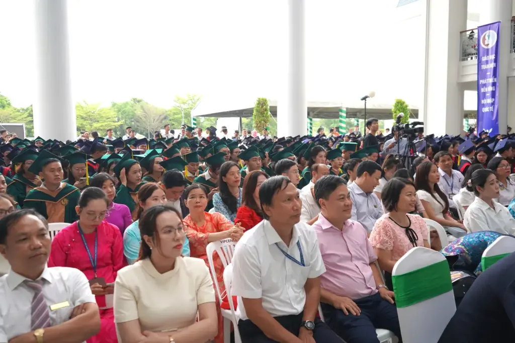 LỄ TỐT NGHIỆP TRAO BẰNG THẠC SĨ, KỸ SƯ VÀ CỬ NHÂN NĂM 2025 TẠI TRƯỜNG ĐẠI HỌC TÀI NGUYÊN VÀ MÔI TRƯỜNG TP. HỒ CHÍ MINH - CƠ SỞ HIỆP PHƯỚC