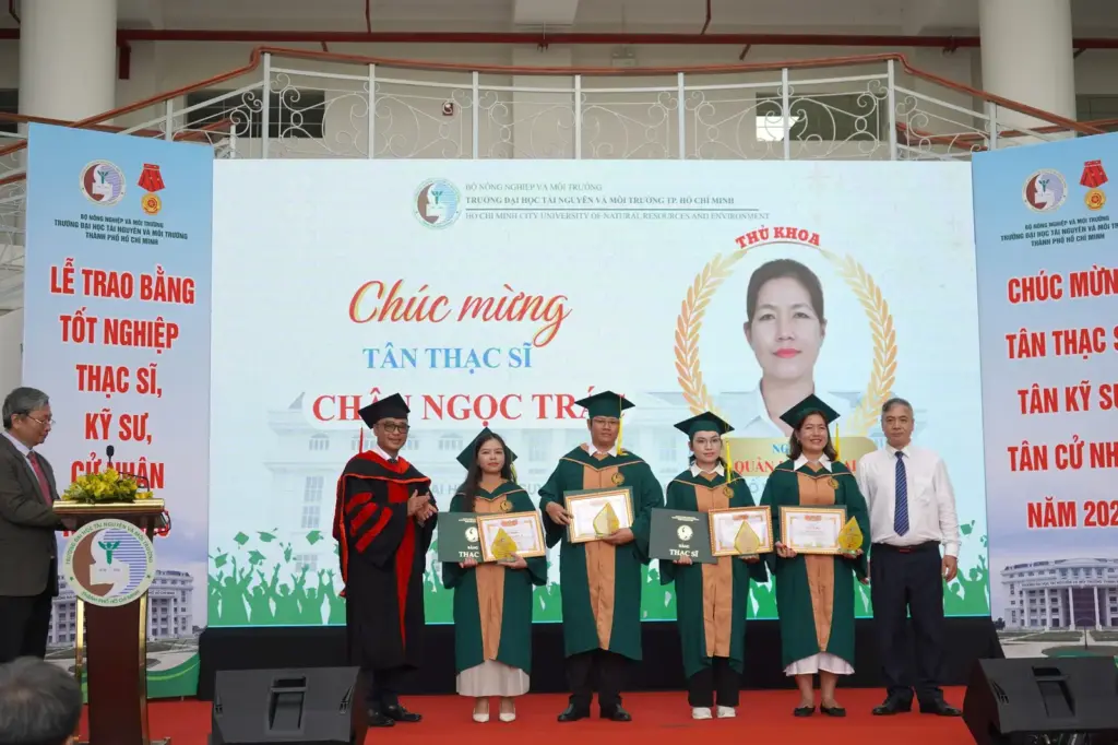 LỄ TỐT NGHIỆP TRAO BẰNG THẠC SĨ, KỸ SƯ VÀ CỬ NHÂN NĂM 2025 TẠI TRƯỜNG ĐẠI HỌC TÀI NGUYÊN VÀ MÔI TRƯỜNG TP. HỒ CHÍ MINH - CƠ SỞ HIỆP PHƯỚC