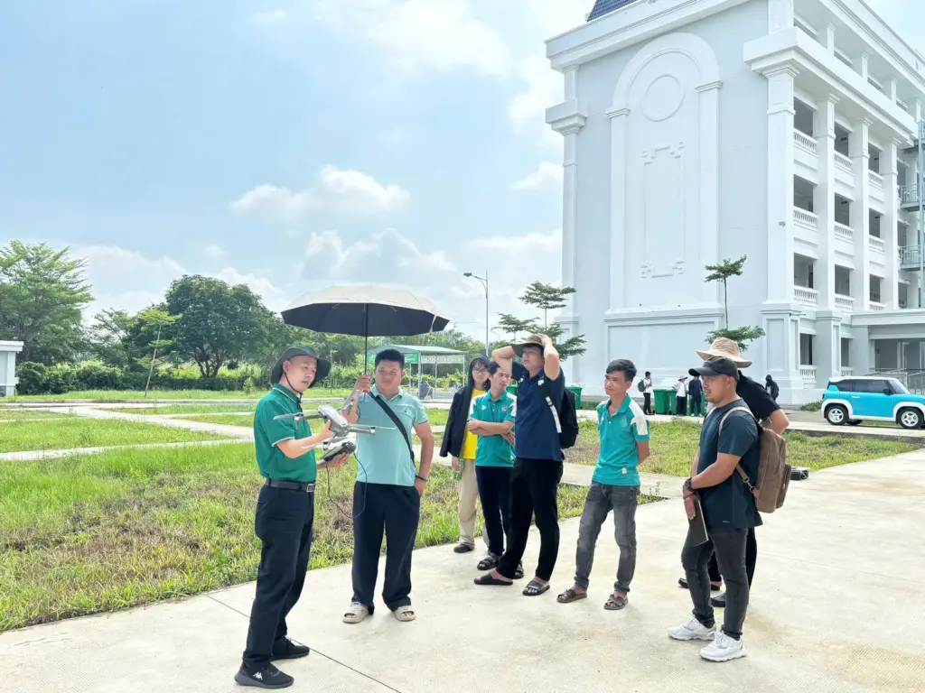 Học viên thực hành bay chụp UAV phục vụ công tác quản lý đất đai – Làm chủ công nghệ số trong lĩnh vực tài nguyên và môi trường